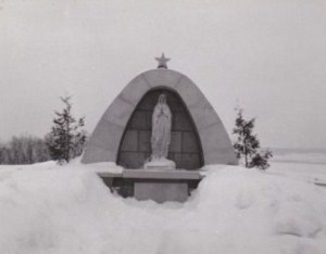 Monument à la Vierge érigé en 1954 (photo datant de 1955).  © Coll. Madeleine Genest Bouillé.