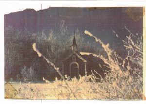 Chapelle située au fond du cimetière, autour de 1970 (crédit photo: Fernand Genest).