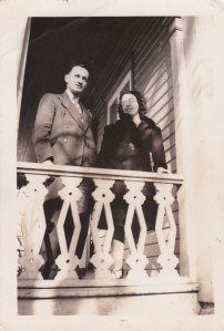 Mon père Julien Genest et ma mère, Jeanne Petit: tous deux adoraient la belle musique. Photo datant du début des années 40, prise devant la maison familiale, en face de l'école actuelle.
