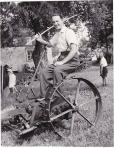 Papa qui joue au fermier... sur la faucheuse du voisin.