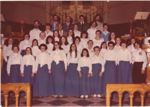 Chorale du Vieux Presbytère, dirigée à l'époque par Louise Montambault (extrême droite, première rangée).