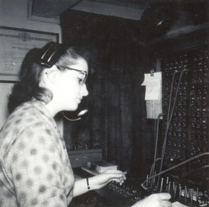 Moi au central, peu avant mon mariage... et la fin de mon travail! (coll. Madeleine Genest).