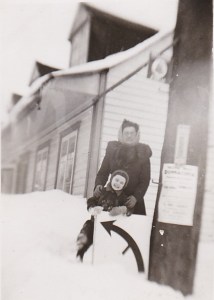 Moi et Marie-Paule devant la maison qui accueillit le central jusqu'à la fin de ce service (coll. Madeleine Genest).