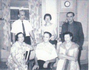 Rangée du haut: oncle Gérard Genest, tante Alice Paquet et oncle Léo Genest; rangée du bas: maman, papa et tante Alice Petit (1961).
