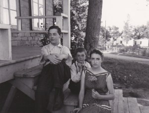 Mes frères Florent et Roger, et moi, vers 1955. La maison à l'arrière plan est celle de feu Jean-Yves Vézina