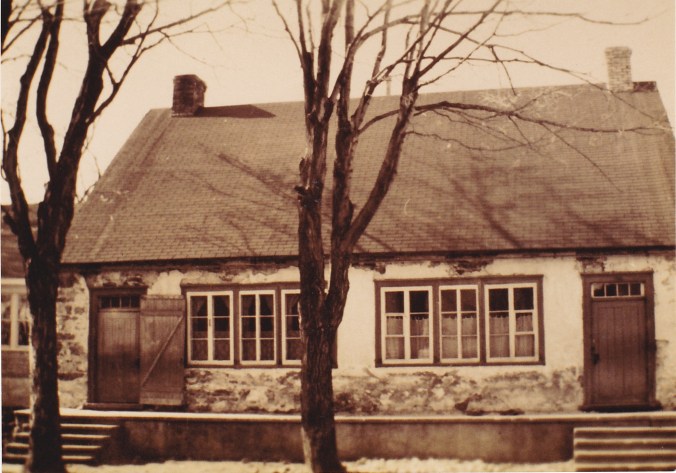 Ancienne école. L'actuelle école Du Phare a été construite juste à l'arrière en 1950-51.