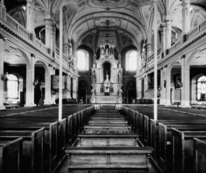 L'église de Deschambault et ses anciens bancs, vers 1880 (Archives nationales du Québec).
