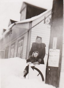 Moi et Marie-Paule Laplante, devant la maison de son père Lauréat (#215, chemin du Roy).