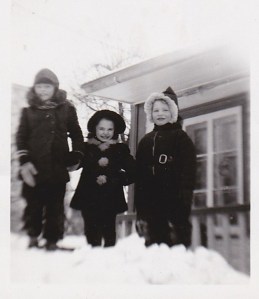 Moi et deux fillettes du voisinage, Nicole Paquin et Anita Marchand, devant la maison de M. Laplante.
