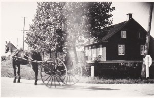 Notre maison, du temps de la famille Rousseau, à l'intersection de la route Bouillé et de la "Route 2" (chemin du Roy).