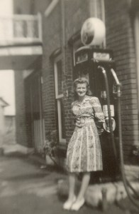 Une demoiselle Paré devant la façade du garage Mayrand (coll. privée Madeleine Genest).