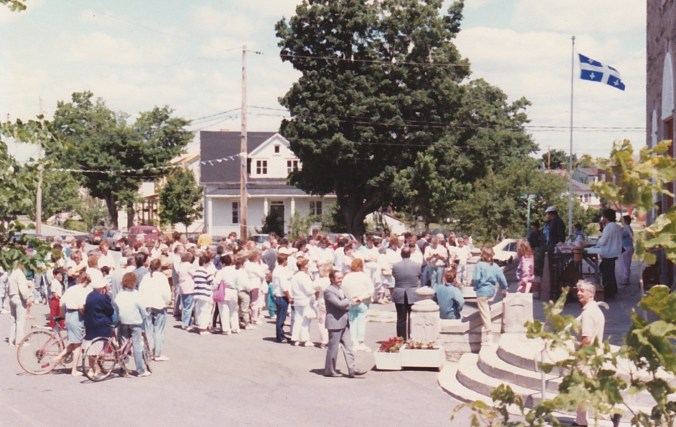 Criée sur le perron de l'église Saint-Joseph, Deschambault (coll. privée Madeleine Genest Bouillé).