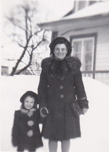 Moi et ma "grande soeur" Marie-Paule, 1946 (photo: coll. privée Madeleine Genest Bouillé).