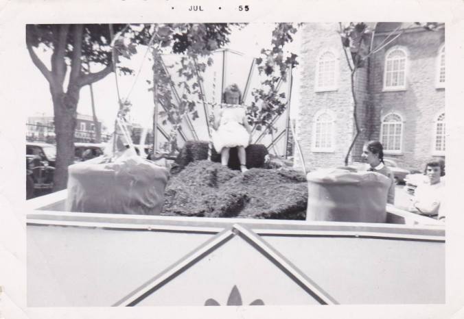 Parade de la Saint-Jean-Baptiste, Deschambault, 1955 (coll. privée Madeleine Genest Bouillé)