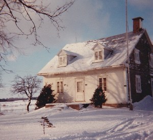 Maison de Louis-Joseph Bouillé, probablement la 2e maison construite sur la terre ancestrale, sur le chemin du Roy (photo: coll. privée Madeleine Genest Bouillé).