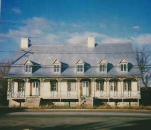 Relais de poste datant du début du 18e siècle, avant sa restauration au début des années 2000.