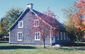 Ancienne "salle des habitants" construite dit-on avec le bois de la 1ère église vers 1840 (crédit photo: Patrick Bouillé, coll. privée Madeleine Genest Bouillé).