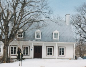 Maison de la veuve Grolo, datant de l'ouverture des registres de Deschambault, en 1713, à l'est du village (crédit photo: Patrick Bouillé, coll. privée Madeleine Genest Bouillé).