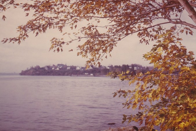 …ou par le côté est comme nous le fait voir cette photo qui date de 1969, c’est toujours tellement beau! (Photo de Fernand Genest, 1969) .