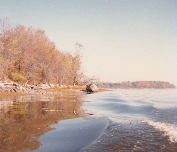 Qu’on l’aborde, en chaloupe, par le côté ouest (photo de Jacques Bouillé, 1987).