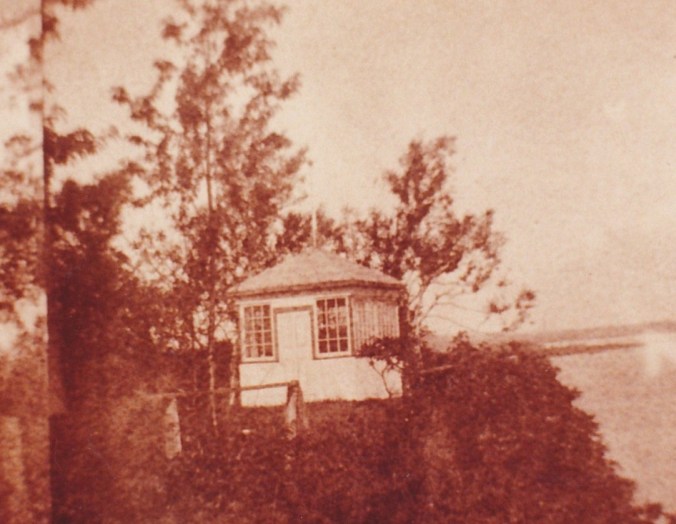 De tout temps, pour les gens de Deschambault, comme pour les touristes le cap Lauzon a été lieu de détente, de loisirs… Au début du siècle, le curé Rousseau y fit construire un kiosque dans lequel les prêtres allaient se reposer. En 1945, le petit édicule était abandonné depuis déjà plusieurs années; un jour de grand vent, il tomba en bas de la falaise. Il était irrécupérable. (Photo provenant du CARP, vers 1918).