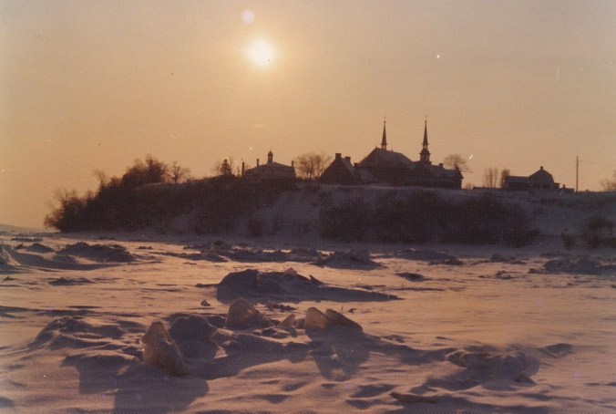 Et celle-ci, avec un magnifique coucher de soleil, prise à l’hiver 1969 (photo de Fernand Genest, 1969).
