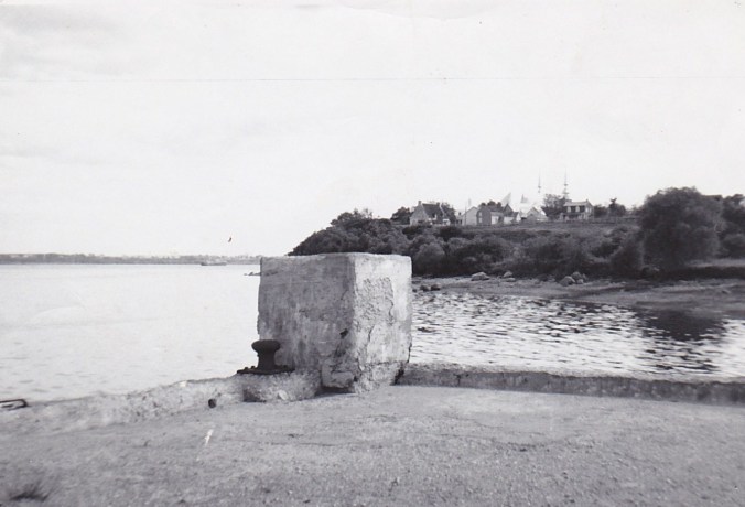 L’endroit d’où le cap est le plus photographié, c’est évidemment du quai. J’ai plusieurs photos prises de cet endroit, à différentes époques, telle cette photo en noir et blanc, prise avec mon petit « kodak » en 1956…