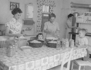 Écossage et mise en conserve des haricots. Source: blogue Potagers d'antan.