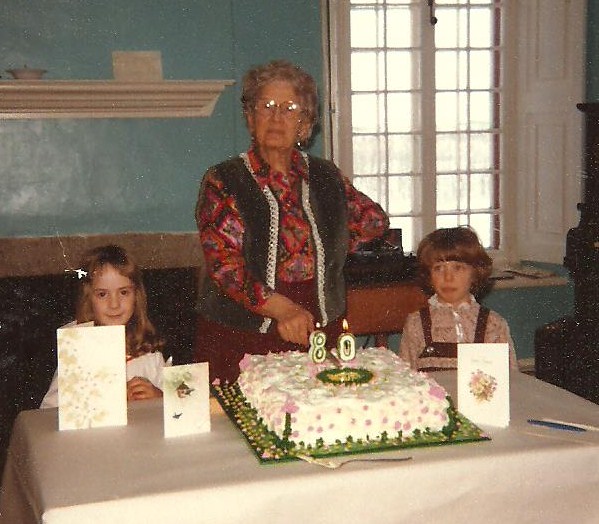 Germaine à ses 80 ans au Vieux Presbytère, avec deux de ses petites-filles, Marie-Noël et Nathalie.