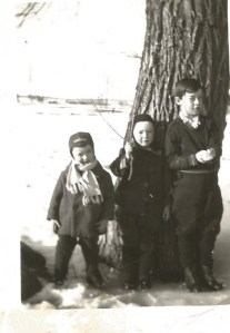 Mes frères Fernand, Georges et Florent en 1950 (coll. privée Madeleine Genest Bouillé).