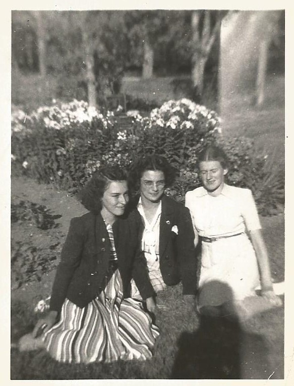 Marie-Paule Laplante au centre, avec deux amies, août 1941 (coll. privée Madeleine Genest Bouillé).