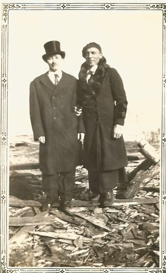 Ma tante Thérèse et un ami, dans les années 40. Ils avaient interchangé leurs vêtements! (coll. privée Madeleine Genest Bouillé).